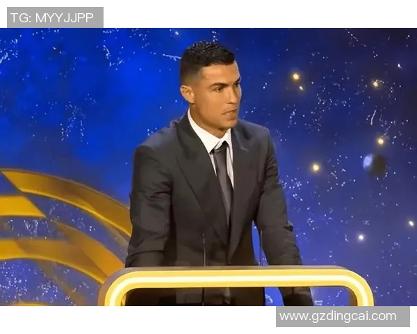 球迷疯狂冲进赛场抢夺C罗球衣引发热议与争议 球迷疯狂冲进赛场抢夺C罗球衣引发热议与争议